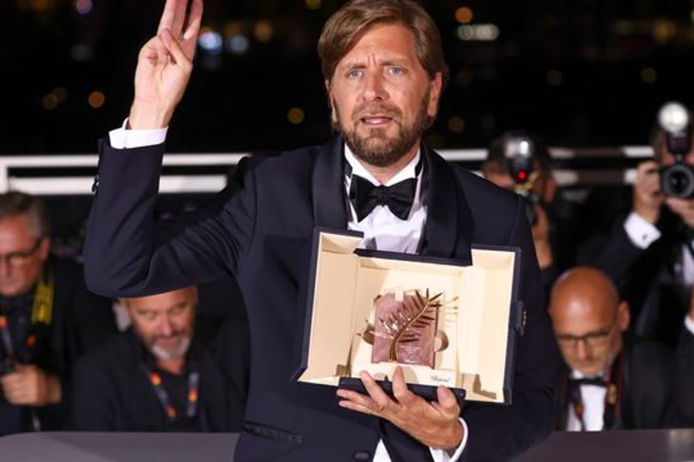 Regisseur Ruben Ostlund, Gewinner der Goldenen Palme für "Triangle of Sadness", nach der Preisverleihung.