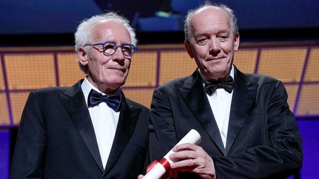 Besondere Auszeichnung: Die Brüder Jean-Pierre Dardenne (l) und Luc Dardenne nehmen den Preis zum 75-jährigen Jubiläum für den Film "Tori und Lokia" entgegen. Besondere Auszeichnung: Die Brüder Jean-Pierre Dardenne (l) und Luc Dardenne nehmen den Preis zum 75-jährigen Jubiläum für den Film "Tori und Lokia" entgegen.