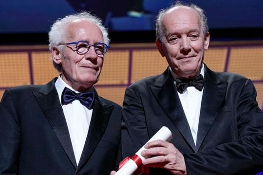 Besondere Auszeichnung: Die Brüder Jean-Pierre Dardenne (l) und Luc Dardenne nehmen den Preis zum 75-jährigen Jubiläum für den Film "Tori und Lokia" entgegen.