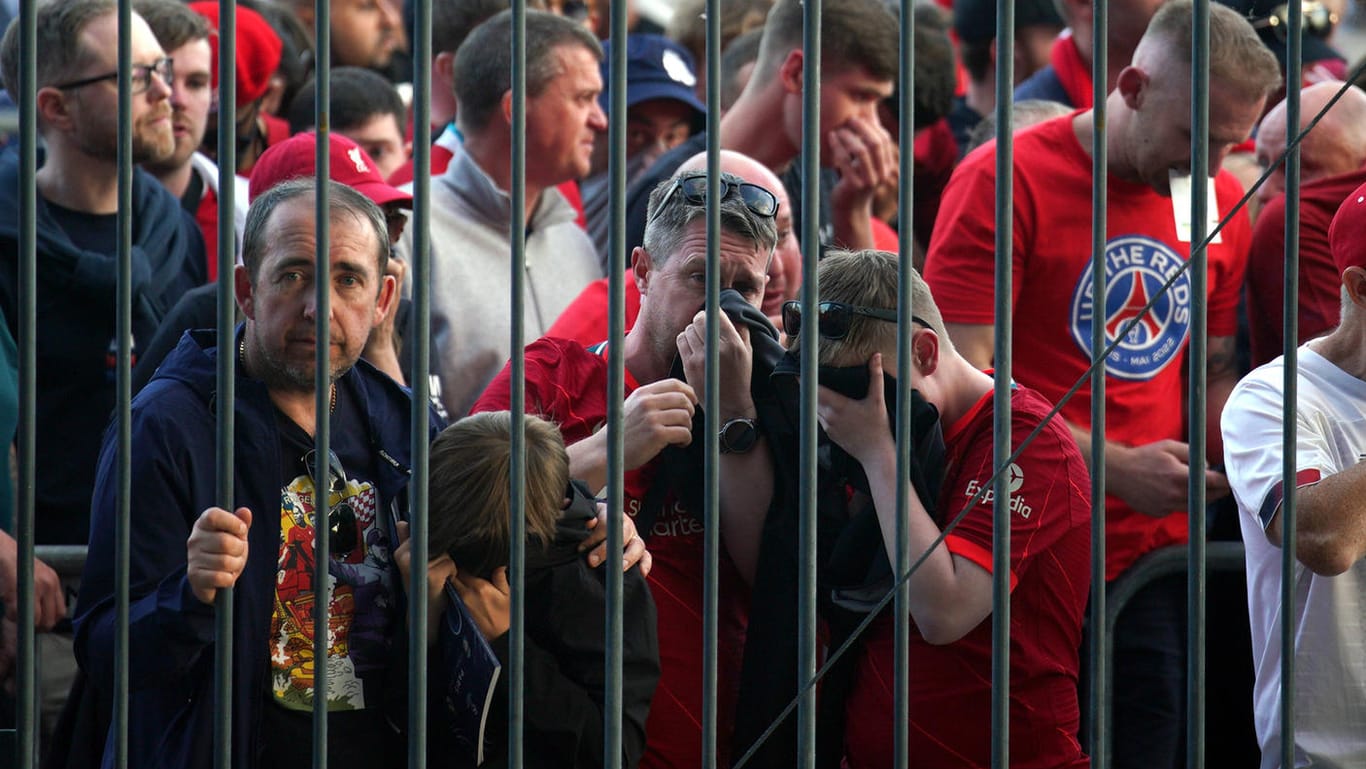 Liverpool-Fans vor dem Stadion in Paris: Die Anhänger versuchen ihr Gesicht zu verdecken, um sich vor dem Tränengas zu schützen.