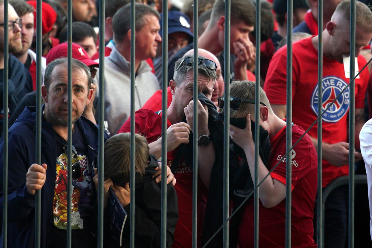 Liverpool-Fans vor dem Stadion in Paris: Die Anhänger versuchen ihr Gesicht zu verdecken, um sich vor dem Tränengas zu schützen.