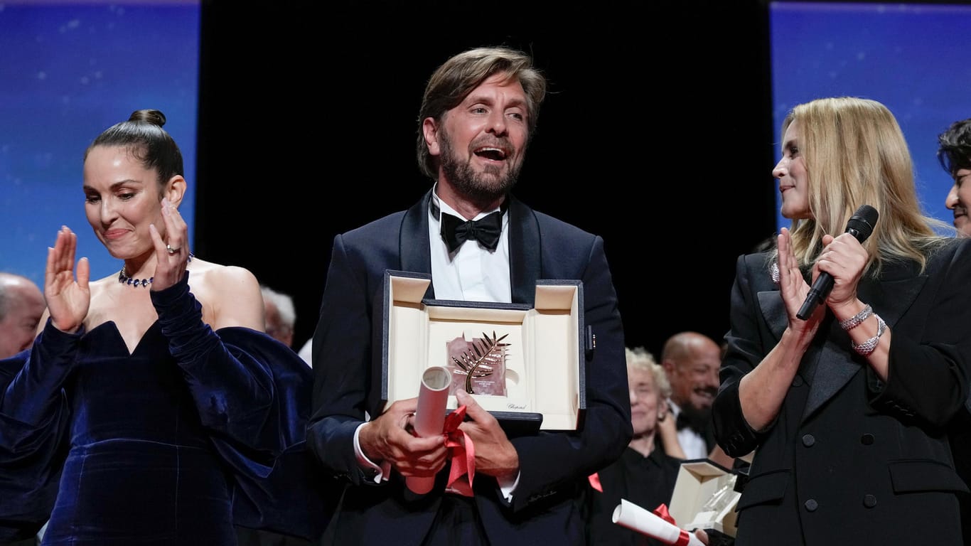 Ruben Ostlund (M), Filmregisseur aus Schweden, erhält die Goldene Palme für den Film "Triangle of Sadness".