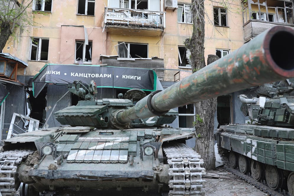 Ein russischer Panzer in Mariupol (Archivbild): Die Ukraine will fast ein Drittel des Arsenals zerstört haben.