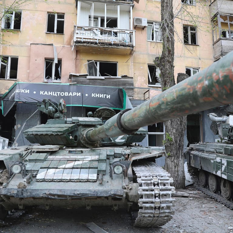 Ein russischer Panzer in Mariupol (Archivbild): Die Ukraine will fast ein Drittel des Arsenals zerstört haben.