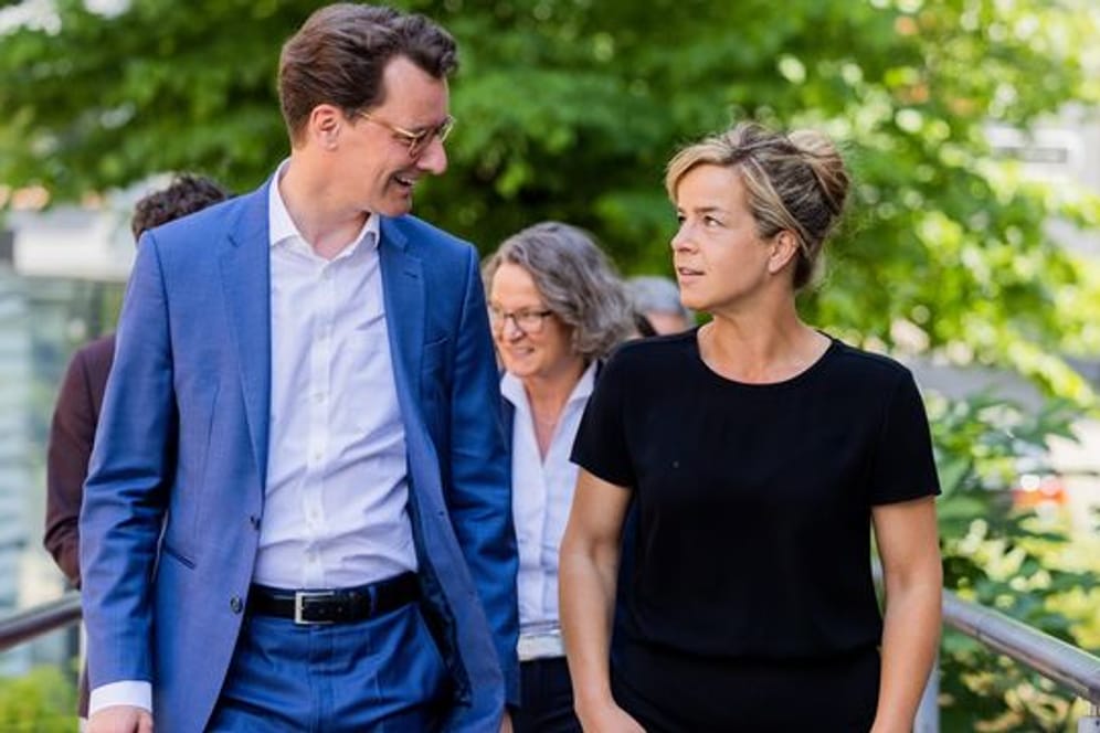 Ministerpräsident Hendrik Wüst und Grünen-Spitzenkandidatin Mona Neubaur regieren womöglich bald miteinander.