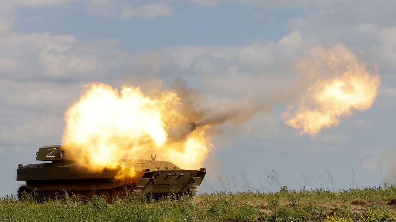 Eine russische Haubitze feuert ein Geschoss bei Avdeevka ab: Im Donbass wird die Verteidigung für ukrainische Truppen immer schwieriger.