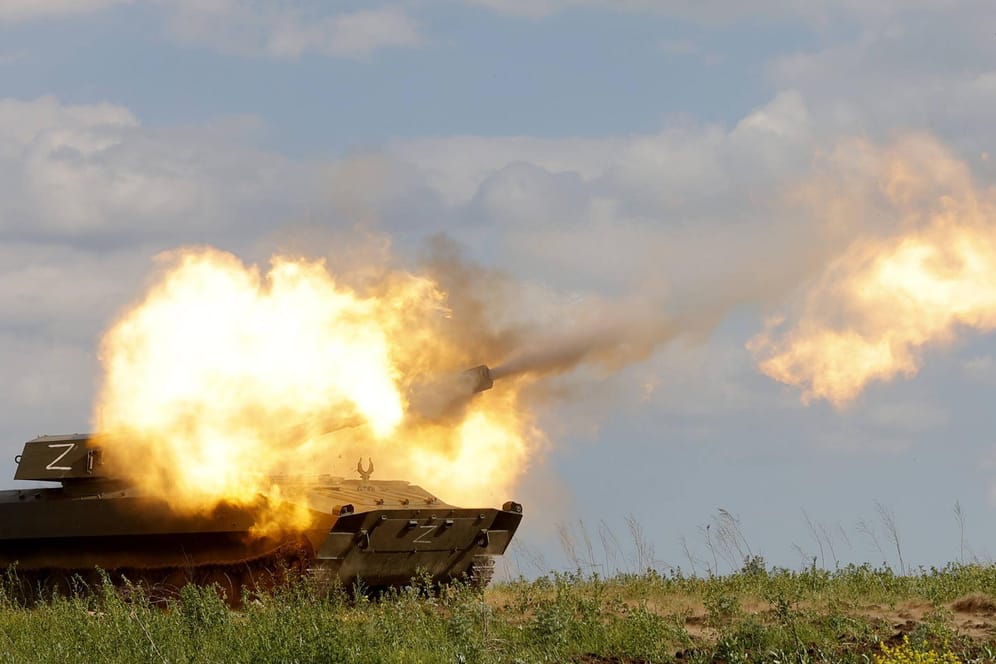 Eine russische Haubitze feuert ein Geschoss bei Avdeevka ab: Im Donbass wird die Verteidigung für ukrainische Truppen immer schwieriger.