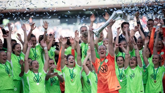 Torhüterin Almuth Schult (vorn) verlässt Wolfsburg in Richtung USA. Torhüterin Almuth Schult (vorn) verlässt Wolfsburg in Richtung USA.