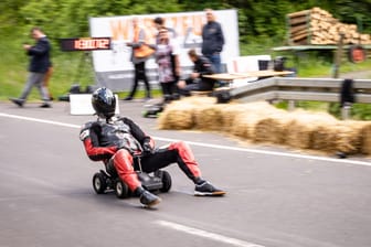 Der Hesse Marcel Paul rast im Ortsteil Sichenhausen mit seinem modifizierten Bobbycar den Hang hinunter und bremst mit qualmenden Schuhen.