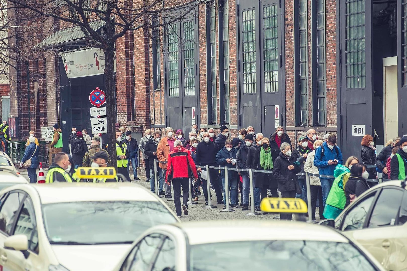 Warteschlange am Impfzentrum Arena Berlin (Archivbild): Hier wurden besonders vielen Menschen Gegenstände gestohlen.