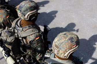 Bundeswehr-Soldaten (Symbolbild): Das Tauziehen um das Sondervermögen für die Bundeswehr geht weiter.