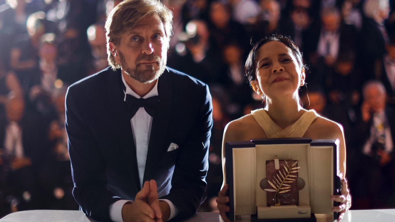 Regissuer Ruben Östlund und Hauptdarstellerin Dolly de Leon mit der Auszeichnung.
