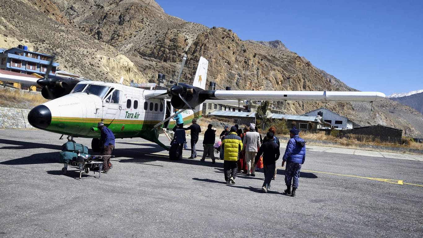 Eine Maschine des Typs Twin Otter in Nepal (Symbolbild): Ein Flugzeug wie dieses mit 22 Menschen an Bord wird derzeit vermisst.