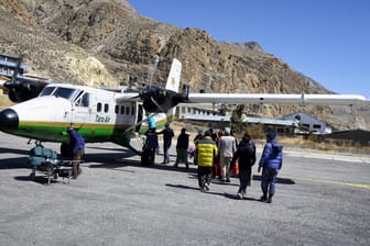 Eine Maschine des Typs Twin Otter in Nepal (Symbolbild): Ein Flugzeug wie dieses mit 22 Menschen an Bord wird derzeit vermisst.