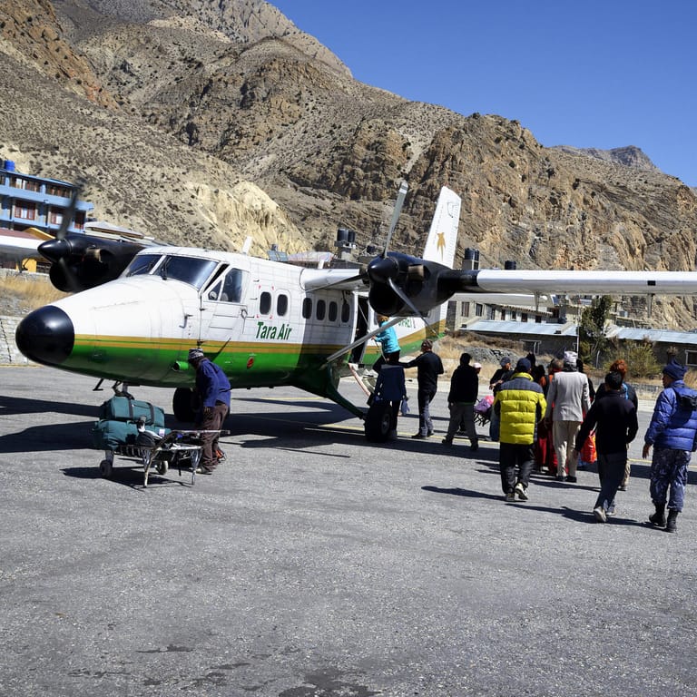 Eine Maschine des Typs Twin Otter in Nepal (Symbolbild): Ein Flugzeug wie dieses mit 22 Menschen an Bord wird derzeit vermisst.