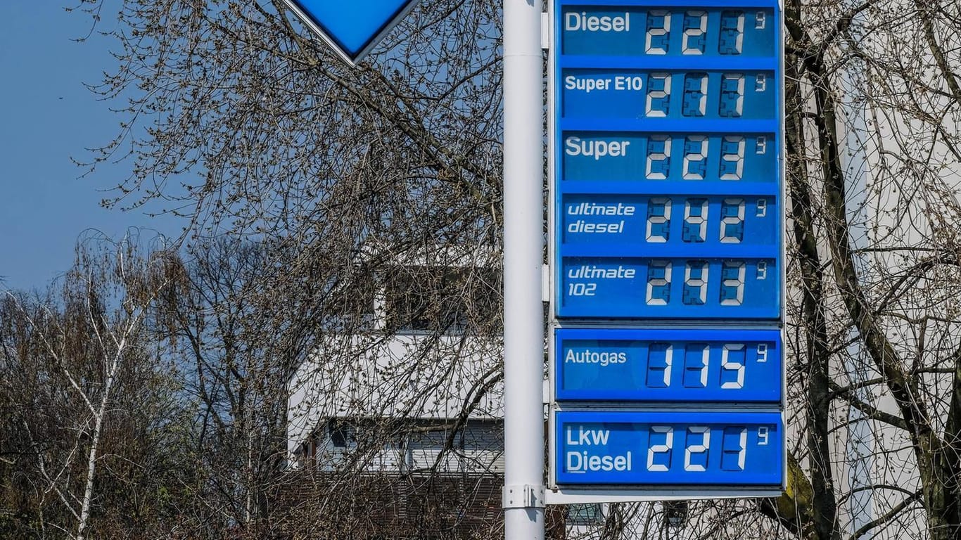 Aral-Tankstelle im März 2022 (Symbolbild): Ab Juni greift ein Tankrabatt für drei Monate. Aber kommt er auch an?