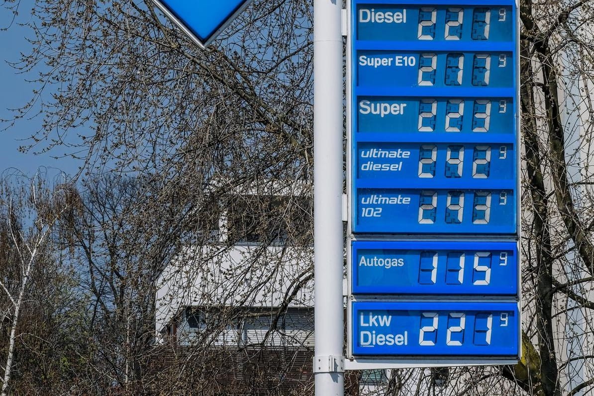 Aral-Tankstelle im März 2022 (Symbolbild): Ab Juni greift ein Tankrabatt für drei Monate. Aber kommt er auch an? Aral-Tankstelle im März 2022 (Symbolbild): Ab Juni greift ein Tankrabatt für drei Monate. Aber kommt er auch an?