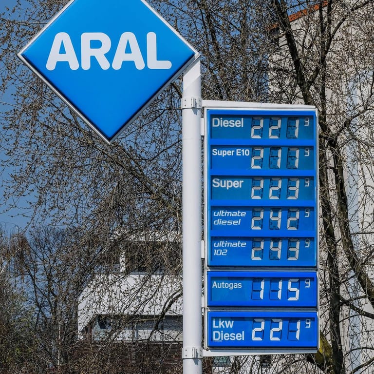 Aral-Tankstelle im März 2022 (Symbolbild): Ab Juni greift ein Tankrabatt für drei Monate. Aber kommt er auch an?
