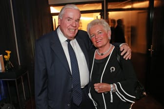 Klaus-Michael Kühne und Frau Christine auf einer Veranstaltung (Archivbild): Der Hamburger war schon HSV-Investor, Unterstützer der Elbphilharmonie und er hält Anteile an Hapag-Lloyd.