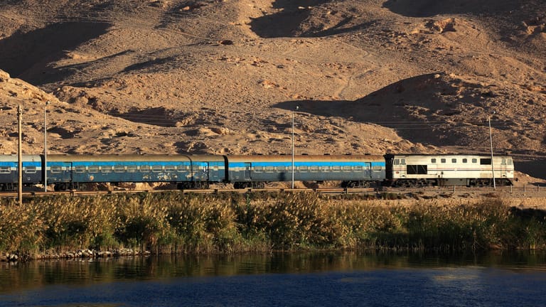 Bahnstrecke entlang des Nils (Symbolbild): Ägypten soll ein Mega-Zugnetz bekommen.