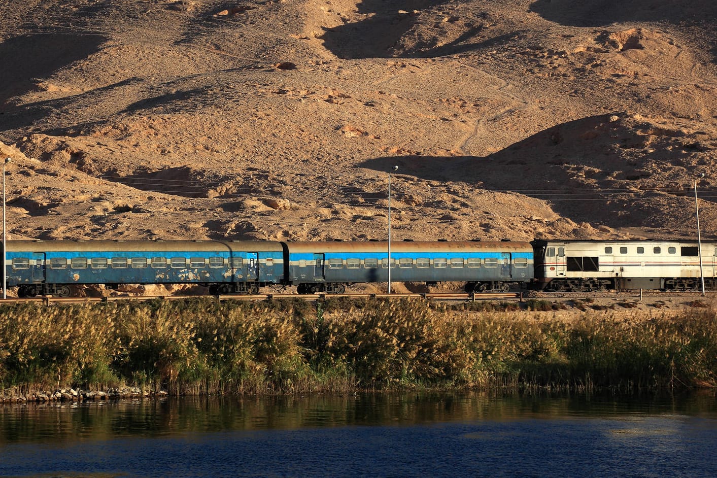 Bahnstrecke entlang des Nils (Symbolbild): Ägypten soll ein Mega-Zugnetz bekommen. Bahnstrecke entlang des Nils (Symbolbild): Ägypten soll ein Mega-Zugnetz bekommen.