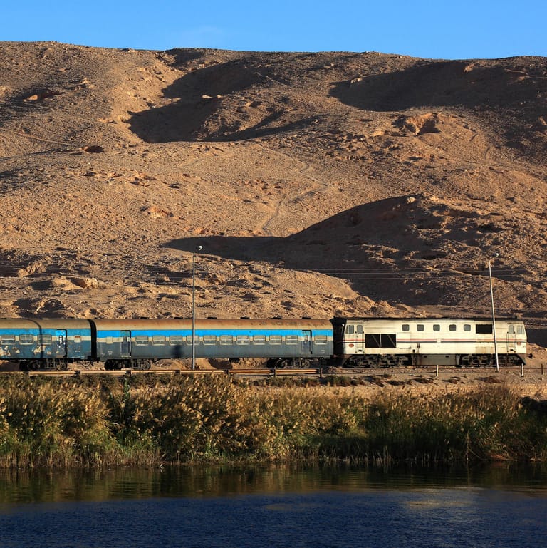Bahnstrecke entlang des Nils (Symbolbild): Ägypten soll ein Mega-Zugnetz bekommen.
