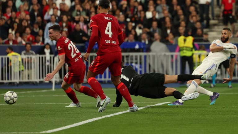 Tor – und kein Tor: Der Treffer von Karim Benzema (r.) wurde annulliert.