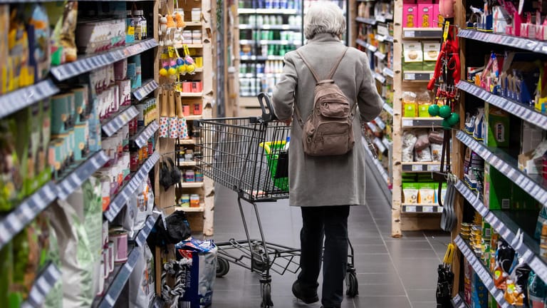 Eine Frau geht mit ihrem Einkaufswagen durch einen Supermarkt (Symbolbild): Die Menschen in Deutschland müssen für Lebensmittel in den nächsten Monaten wahrscheinlich noch einmal deutlich mehr bezahlen.
