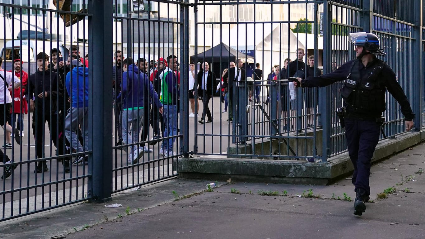 Ein Polizist am Stade de France setzt Tränengas ein: Die Situation vor dem Champions-League-Finale war unübersichtlich.
