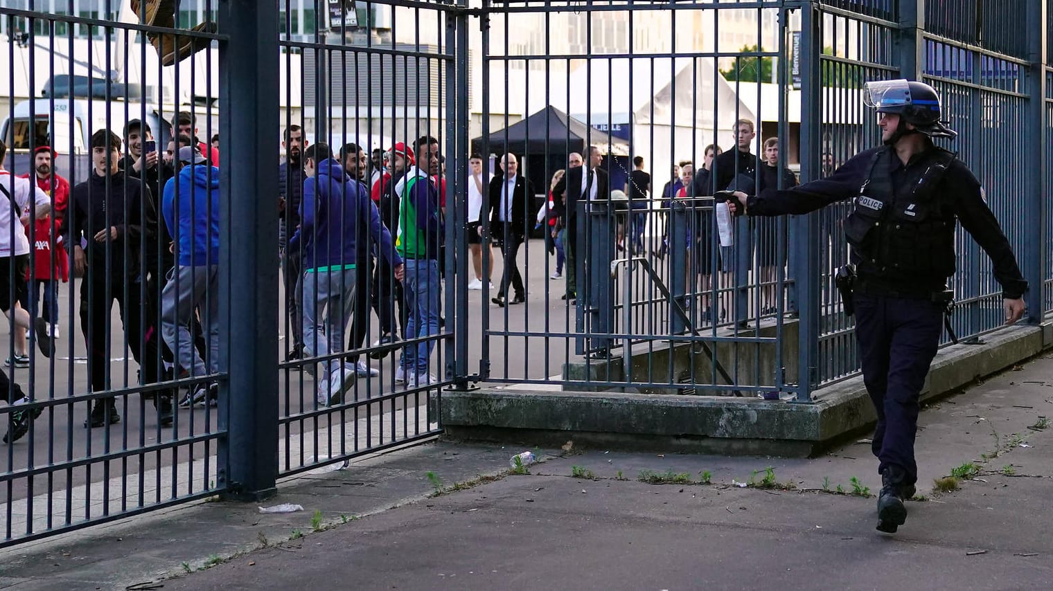 Ein Polizist am Stade de France setzt Tränengas ein: Die Situation vor dem Champions-League-Finale war unübersichtlich.