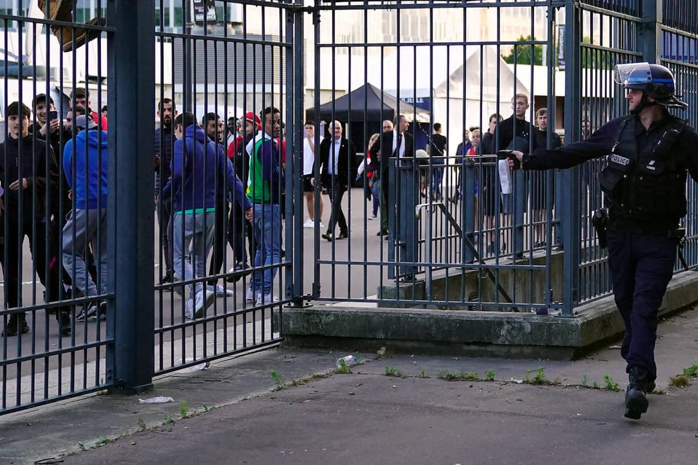 Ein Polizist am Stade de France setzt Tränengas ein: Die Situation vor dem Champions-League-Finale war unübersichtlich.