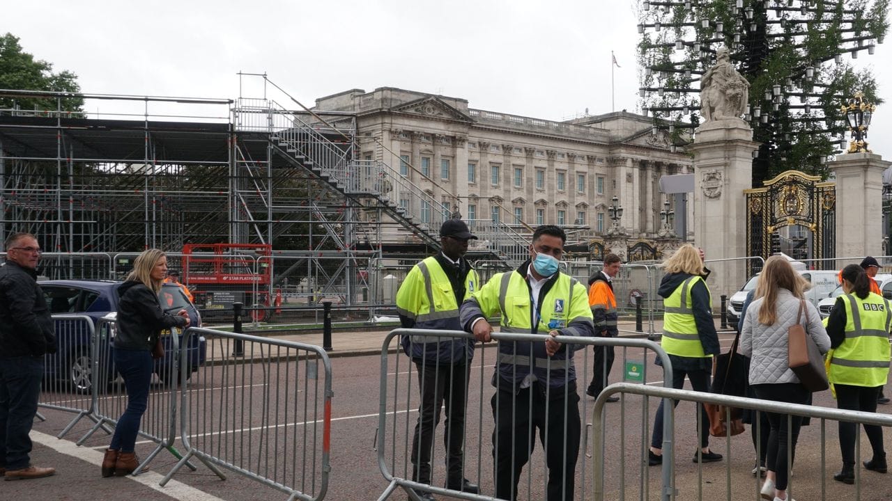 Zahlreiche Helfer sind vor dem Thronjubiläum am Buckingham-Palast am Aufbau beteiligt und stellen Absperrgitter auf. Zahlreiche Helfer sind vor dem Thronjubiläum am Buckingham-Palast am Aufbau beteiligt und stellen Absperrgitter auf.