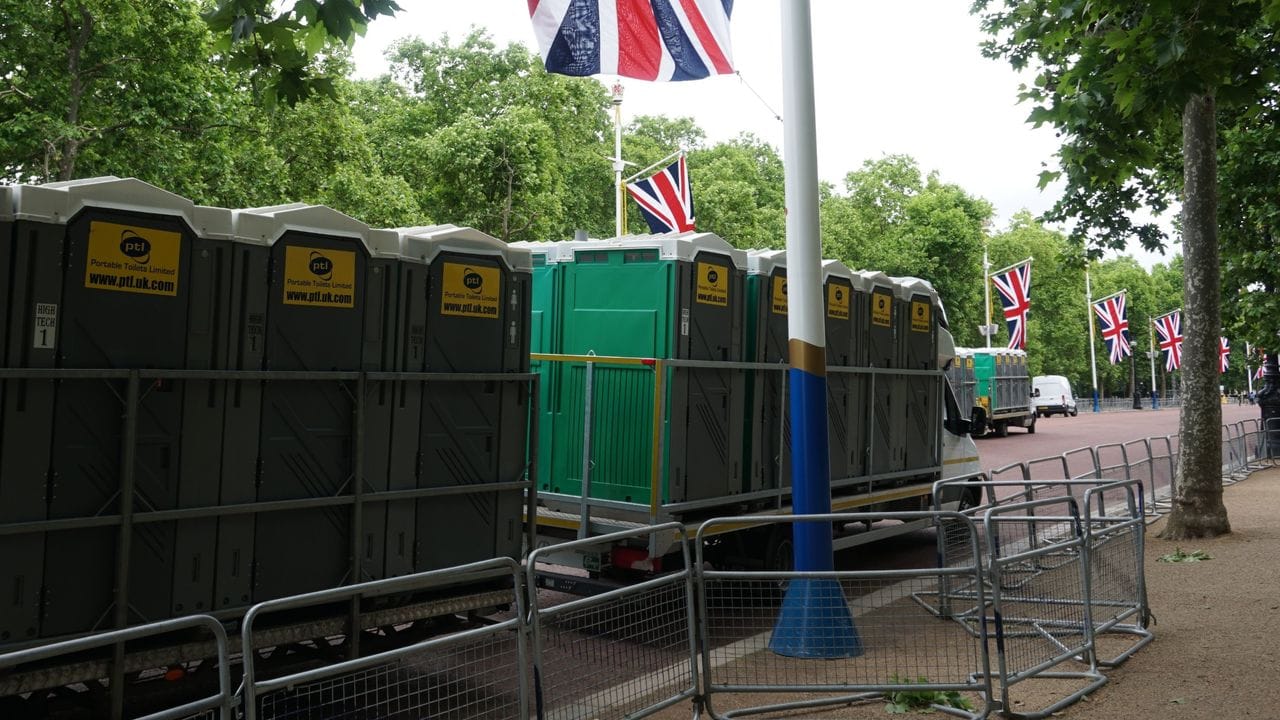 Auf der "Mall" vor dem Buckingham-Palast werden mobile Toiletten aufgebaut. Auf der "Mall" vor dem Buckingham-Palast werden mobile Toiletten aufgebaut.