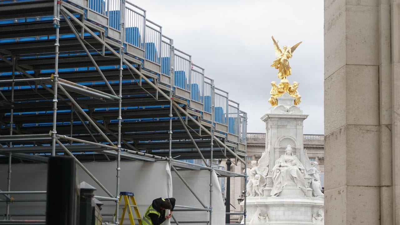 Anlässlich der Feierlichkeiten zum Thronjubiläum der Queen gleicht der Platz vor dem Buckingham-Palast einer großen Baustelle. Anlässlich der Feierlichkeiten zum Thronjubiläum der Queen gleicht der Platz vor dem Buckingham-Palast einer großen Baustelle.
