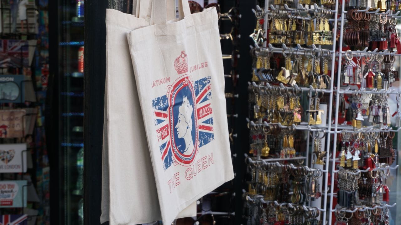 In einem Souvenirgeschäft hängen Stoffbeutel mit dem Porträt der Queen. In einem Souvenirgeschäft hängen Stoffbeutel mit dem Porträt der Queen.