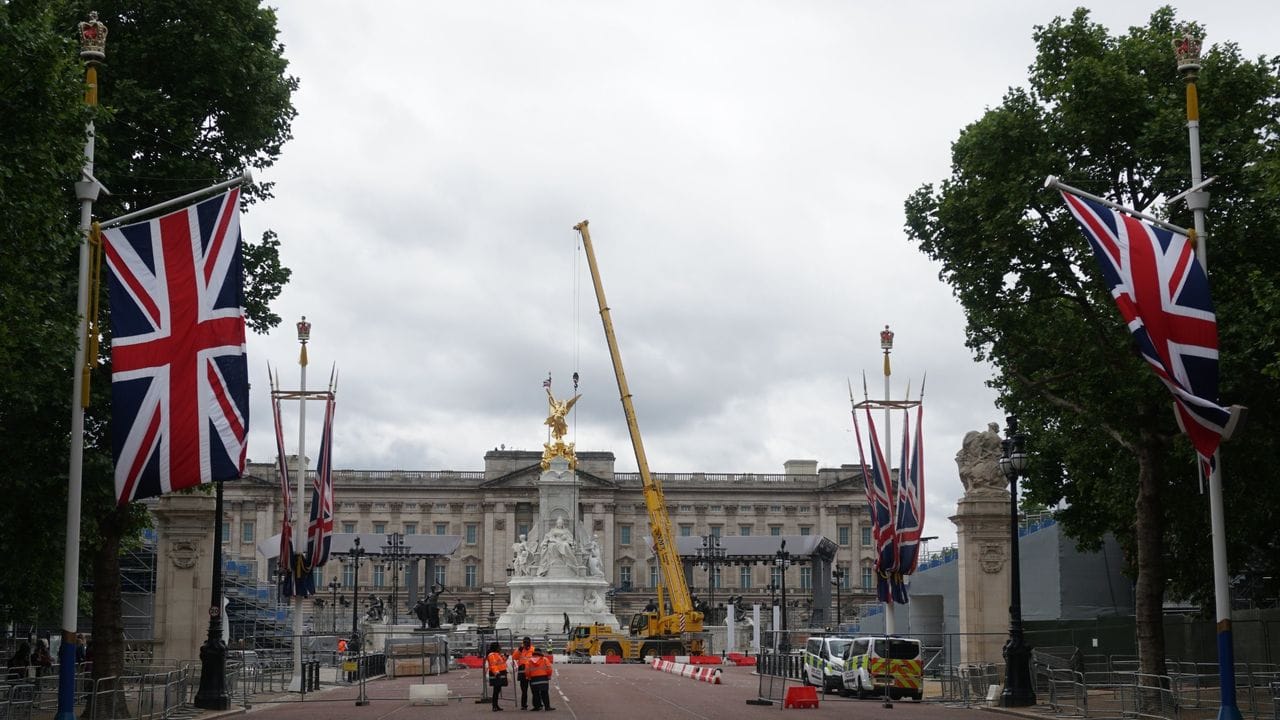 Anlässlich der Feierlichkeiten zum Thronjubiläum der Queen gleicht der Platz vor dem Buckingham-Palast einer großen Baustelle. Anlässlich der Feierlichkeiten zum Thronjubiläum der Queen gleicht der Platz vor dem Buckingham-Palast einer großen Baustelle.
