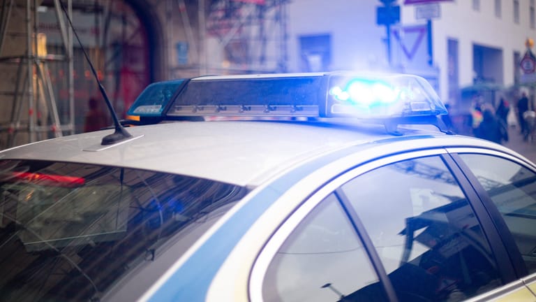 Ein Polizeifahrzeug im Einsatz (Symbolbild): Nach Schüssen auf einen Mann ist ein Unbekannter in Dortmund auf der Flucht.