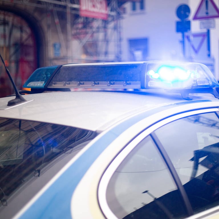 Ein Polizeifahrzeug im Einsatz (Symbolbild): Nach Schüssen auf einen Mann ist ein Unbekannter in Dortmund auf der Flucht.