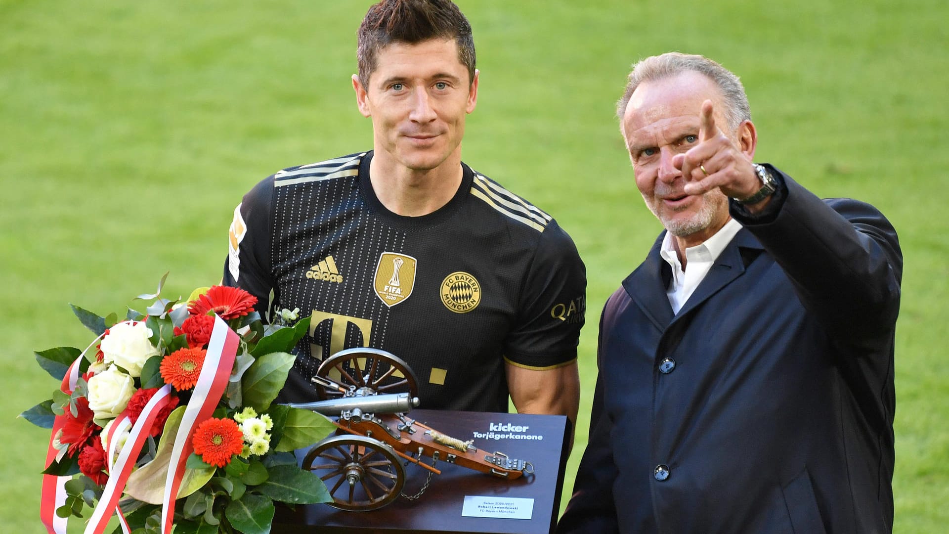 Bild aus harmonischeren Tagen: Im Sommer 2021 waren Karl-Heinz Rummenigge (r.) und Robert Lewandowski bei der Übergabe der Torjägerkanone noch ein Herz zu eine Seele. Nun scheint sich das Verhältnis abgekühlt zu haben.