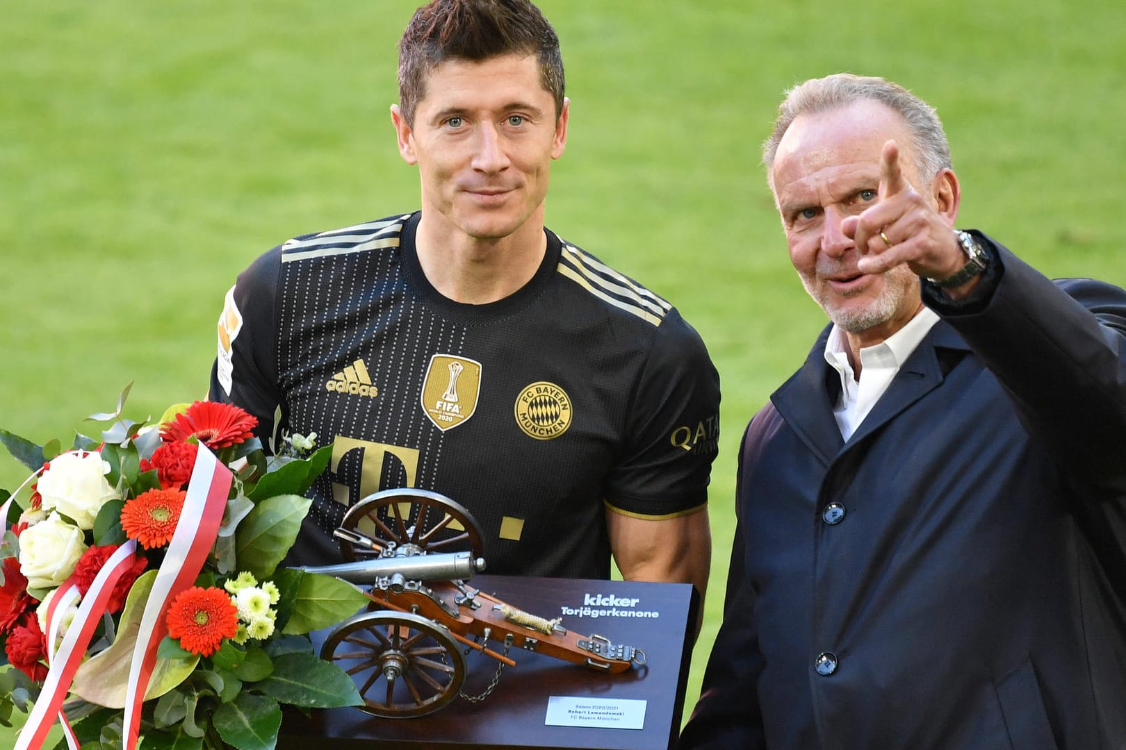 Bild aus harmonischeren Tagen: Im Sommer 2021 waren Karl-Heinz Rummenigge (r.) und Robert Lewandowski bei der Übergabe der Torjägerkanone noch ein Herz zu eine Seele. Nun scheint sich das Verhältnis abgekühlt zu haben.