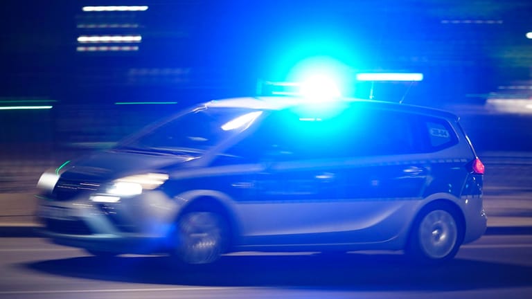 Ein Polizeiwagen bei einer Einsatzfahrt mit Blaulicht (Symbolbild): Auslöser für den Angriff soll ein Streit gewesen sein.