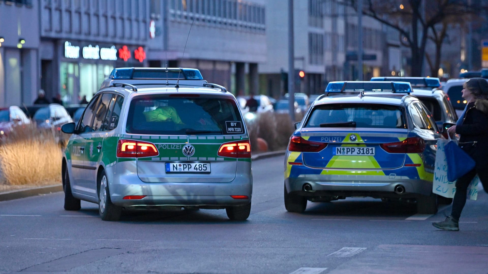 Polizeieinsatz in Nürnberg (Symbolbild): Warum der Mann mit Machete und Revolver durch die Stadt lief, blieb bislang unklar. Polizeieinsatz in Nürnberg (Symbolbild): Warum der Mann mit Machete und Revolver durch die Stadt lief, blieb bislang unklar.