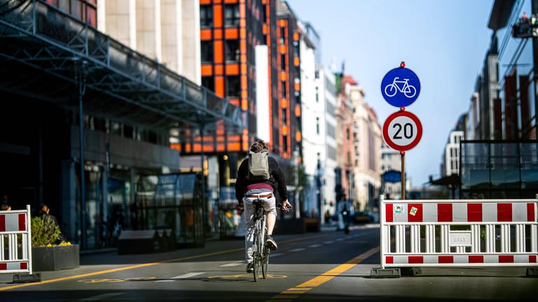 Ein Radfahrer auf der autofreien Friedrichstraße (Archivbild): Nicht jeder ist über das Projekt mitten in Berlin erfreut.
