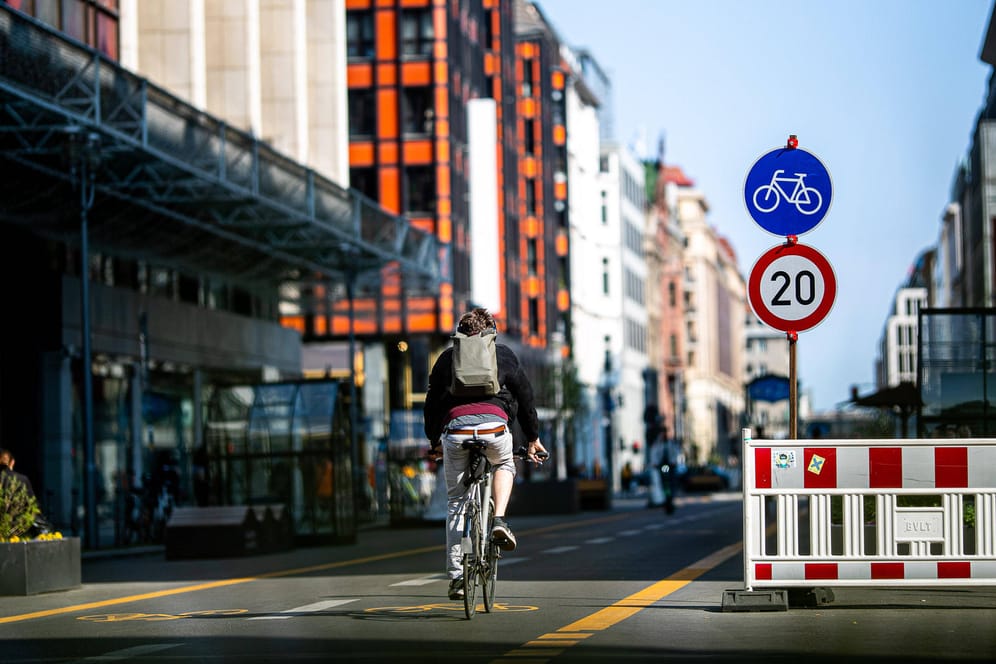 Ein Radfahrer auf der autofreien Friedrichstraße (Archivbild): Nicht jeder ist über das Projekt mitten in Berlin erfreut.