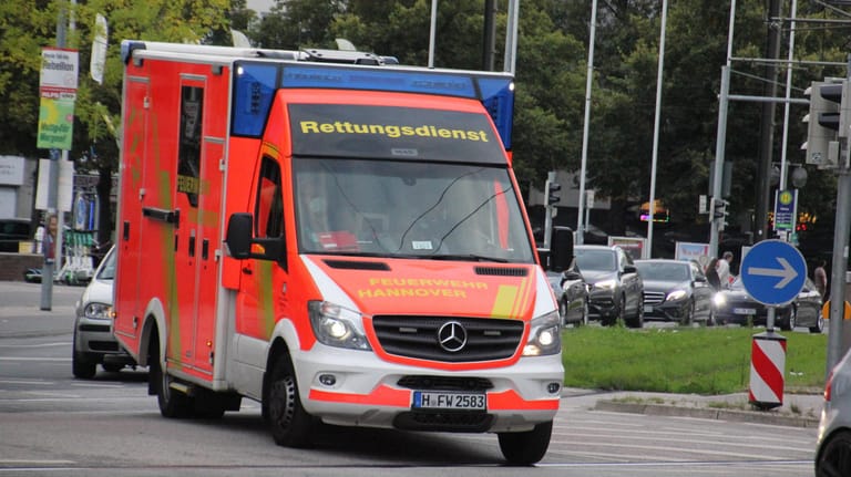 Ein Rettungswagen der Feuerwehr Hannover (Symbolbild): Die Einsatzkräfte belebten den 59-Jährigen wieder.