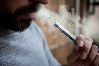 Ein Mann raucht eine E-Zigarette.