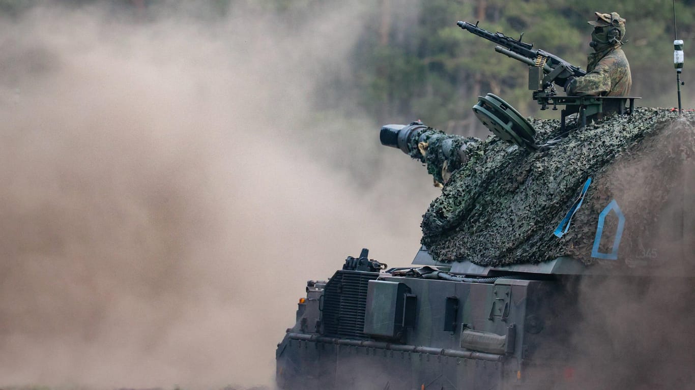 Panzerhaubitze "2000" bei Nato-Übung in Munster, Niedersachsen: Nicht nur schwere Waffensysteme könnte von den Verzögerungen bei den Waffenlieferungen aus Deutschland betroffen sein.