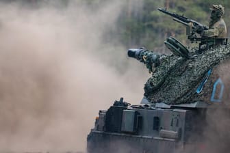 Panzerhaubitze "2000" bei Nato-Übung in Munster, Niedersachsen: Nicht nur schwere Waffensysteme könnte von den Verzögerungen bei den Waffenlieferungen aus Deutschland betroffen sein.