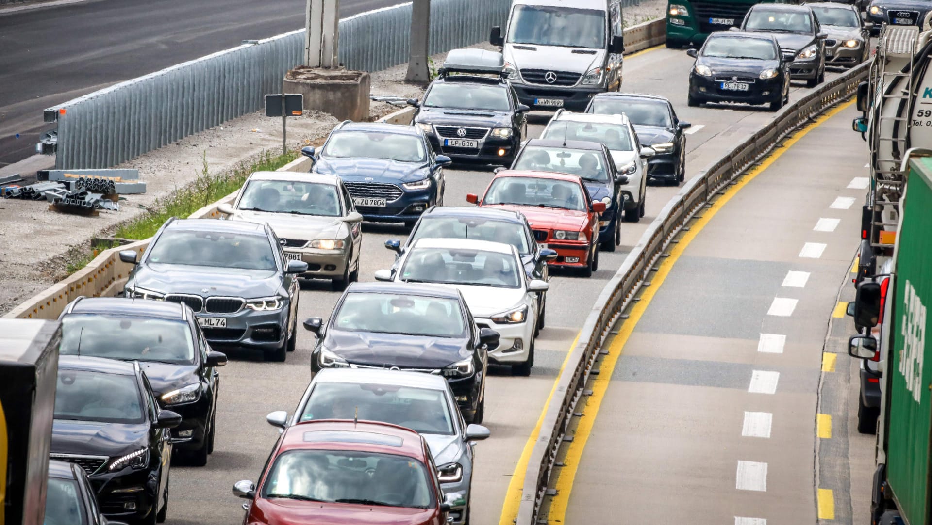 Stau auf der Autobahn bei Dortmund (Symbolbild): Um nicht mehr im Stau stehen zu müssen, haben wohl mehrere Autofahrer einfach gewendet. Stau auf der Autobahn bei Dortmund (Symbolbild): Um nicht mehr im Stau stehen zu müssen, haben wohl mehrere Autofahrer einfach gewendet.