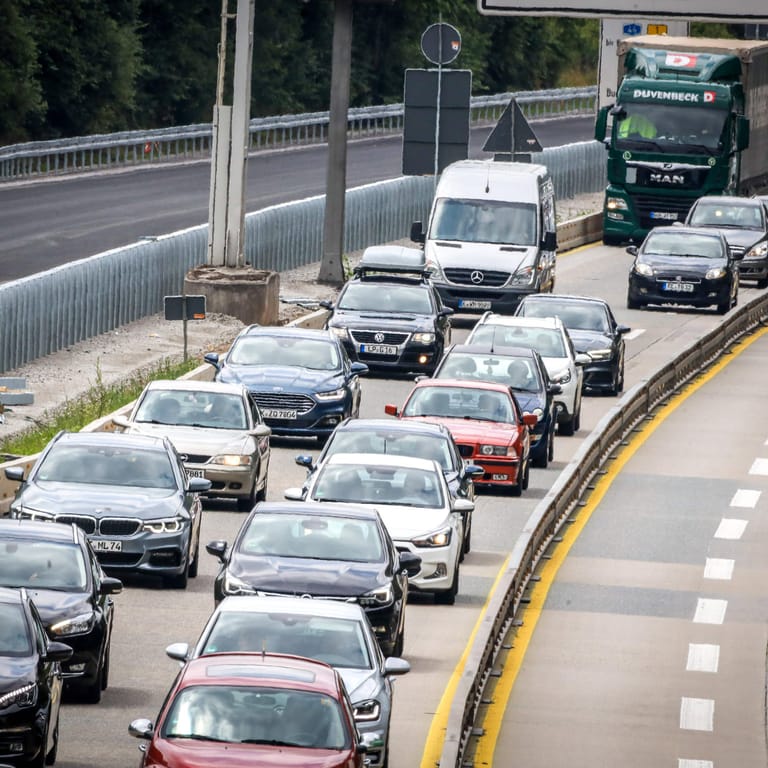 Stau auf der Autobahn bei Dortmund (Symbolbild): Um nicht mehr im Stau stehen zu müssen, haben wohl mehrere Autofahrer einfach gewendet.